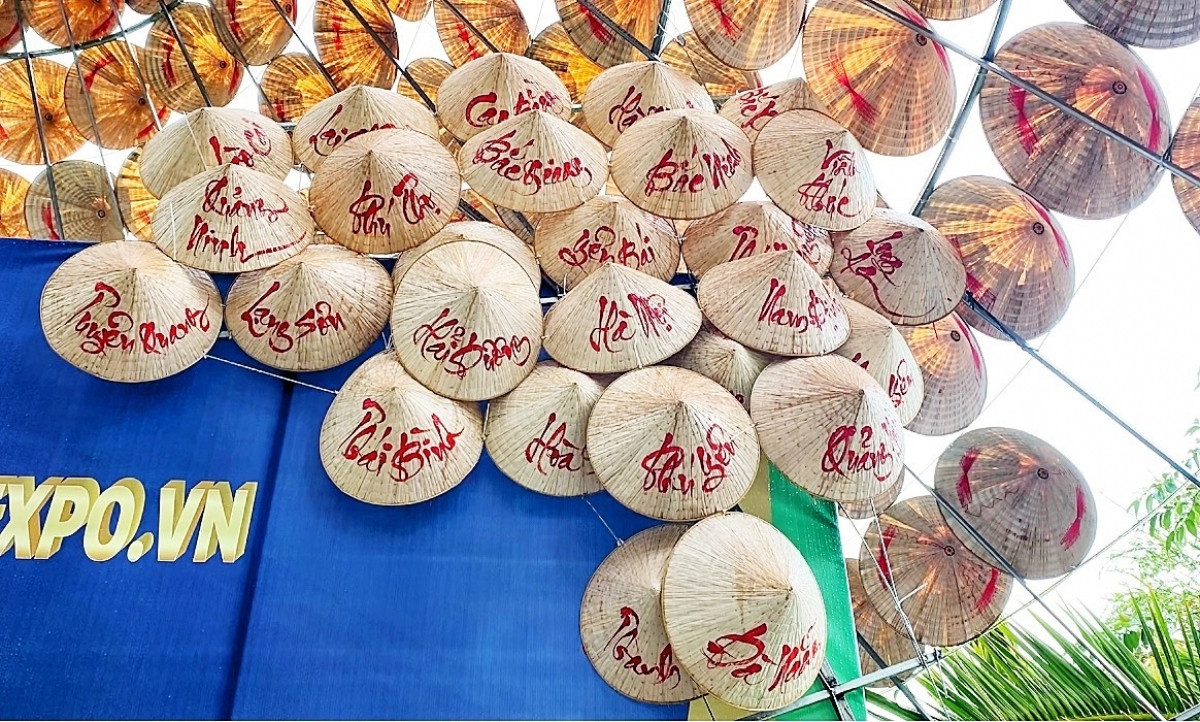 giant calligraphy hat breaks record as largest in vietnam picture 3