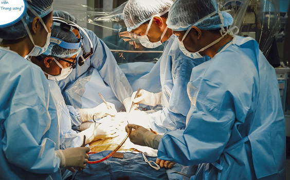 Căn bệnh khiến bé gái đang chơi đột ngột lăn ra co quắp chân tay