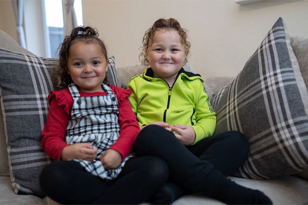 Người mẹ sốc khi phát hiện con sinh đôi khác màu da