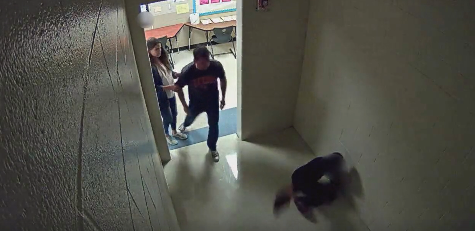 Giáo viên Mỹ ném học sinh 14 tuổi vào tường