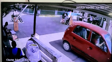 Người đàn ông đi xe máy bị 'knockout' khi cố vượt qua barie tự động