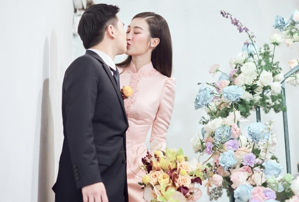 Hoa hậu Đỗ Mỹ Linh hôn thiếu gia Vinh Quang trong lễ rước dâu