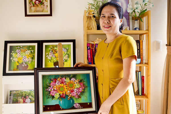 Người phụ nữ thổi hồn cho những bức tranh hoa bằng đất sét