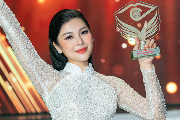 Lily Chen giành giải bạc Én Vàng 2022