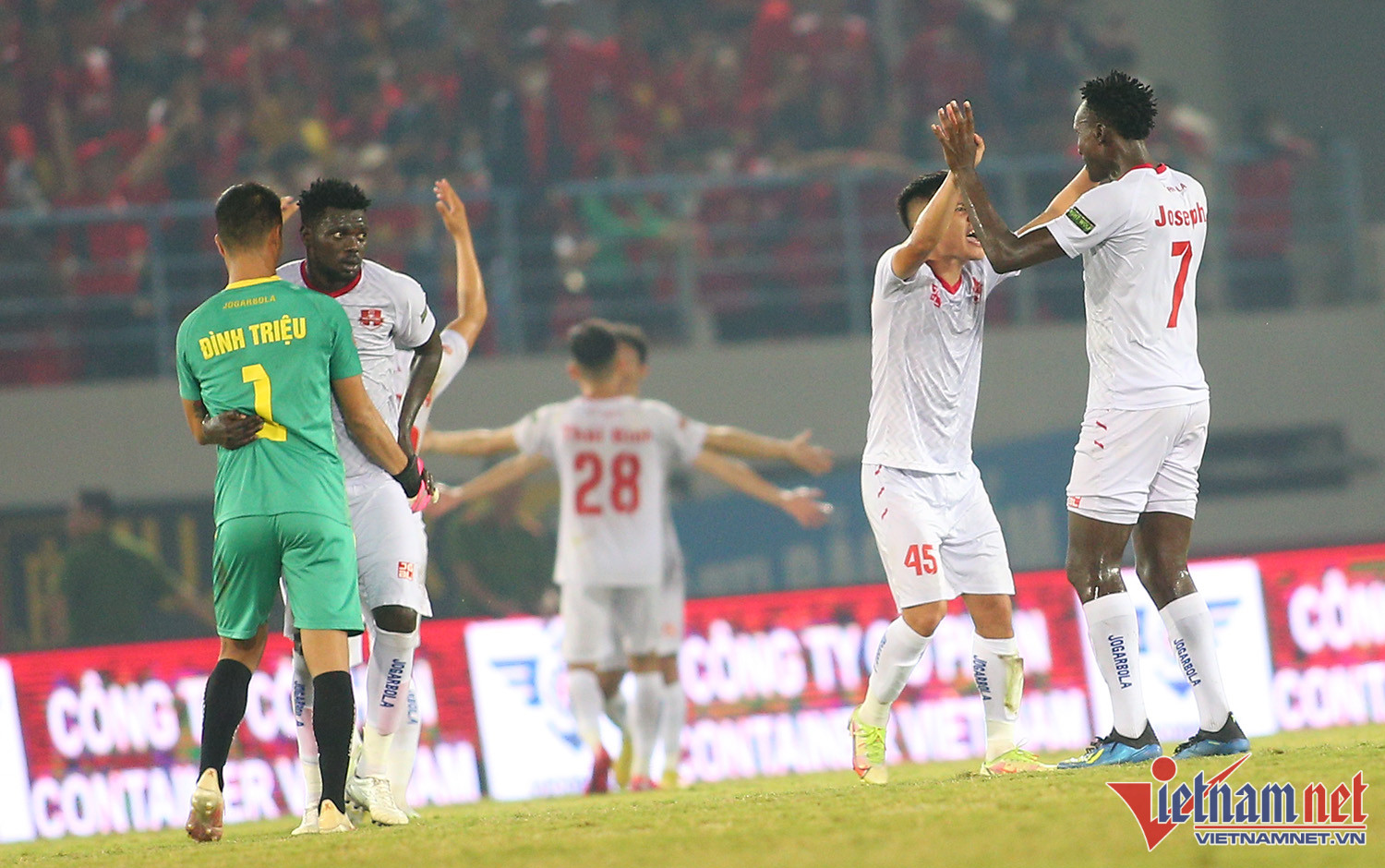 Thắng nghẹt thở Hà Nội, Hải Phòng ăn mừng như vô địch