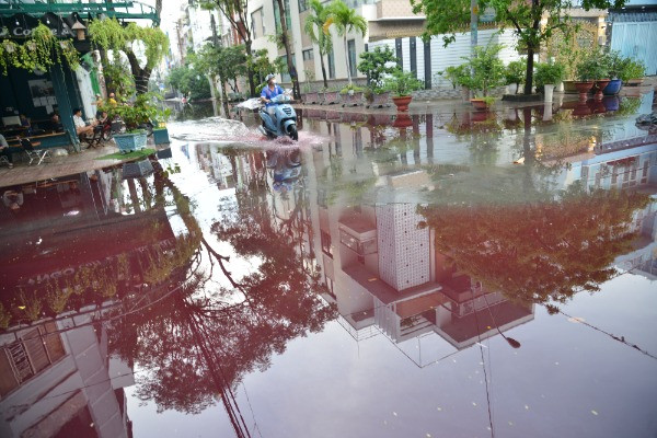 Nước đỏ, hôi thối bủa vây khu dân cư ở TP.HCM sau cơn mưa