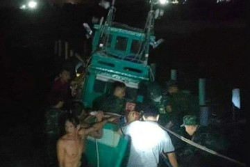 Sóng lớn đánh chìm 6 tàu thuyền neo đậu ở Phú Quốc