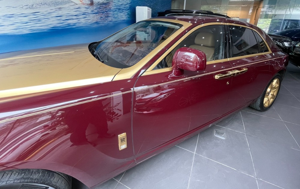Cận cảnh Rolls-Royce mạ vàng của ông Trịnh Văn Quyết đang chờ khách mua