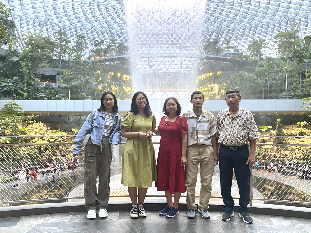 Cô gái Hải Phòng đưa cả gia đình đi du lịch “bụi” ở Singapore và Malaysia
