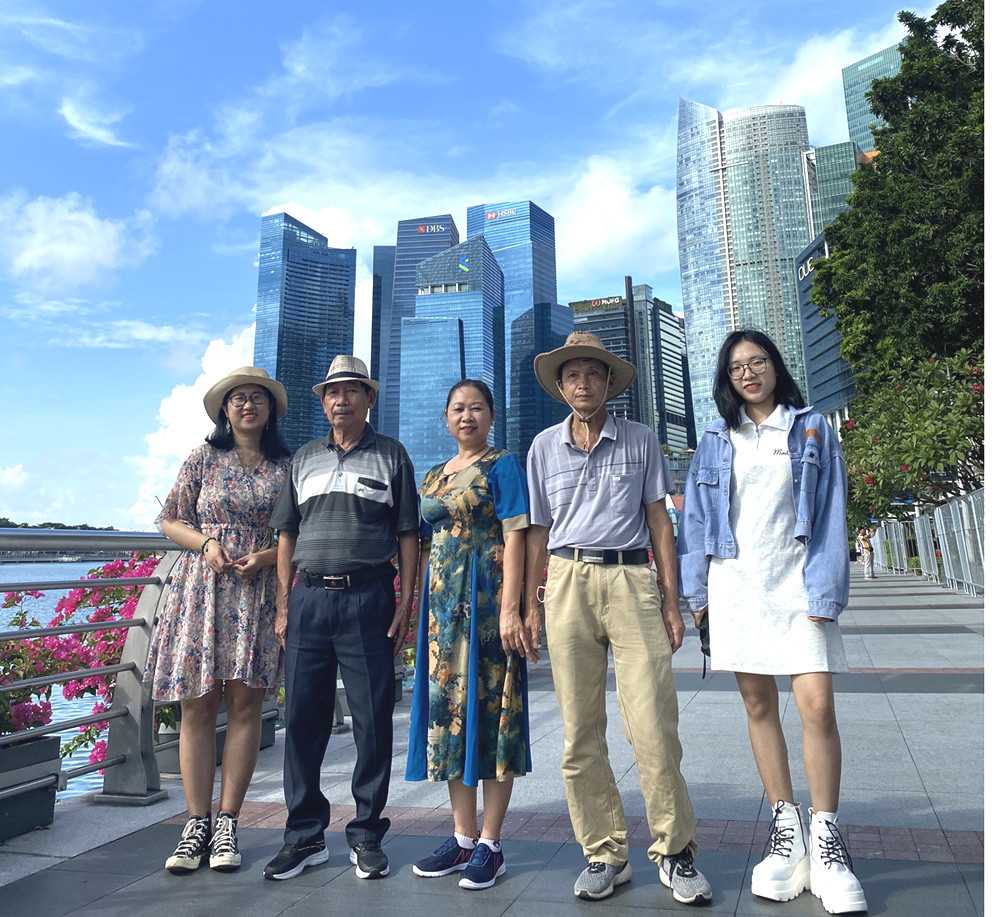 Cô gái Hải Phòng đưa cả gia đình đi du lịch “bụi” ở Singapore và Malaysia