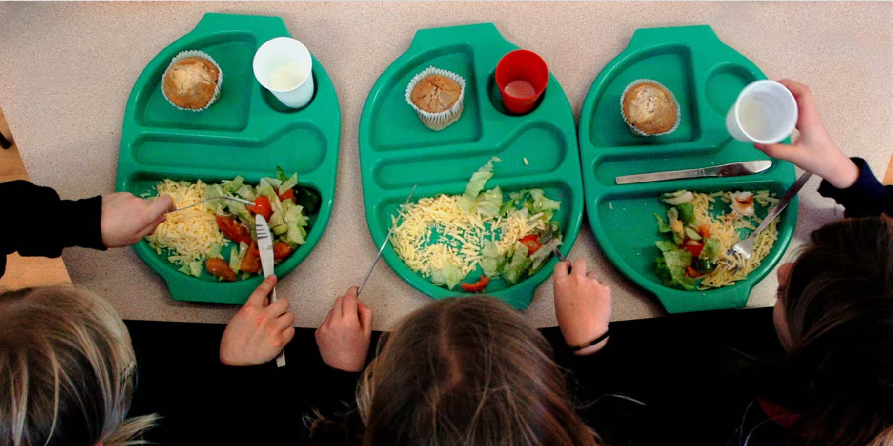 Chi phí gia tăng, bữa ăn ở trường của học sinh Anh giảm cả chất lẫn lượng