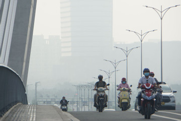 Sương mù dày đặc bao trùm nhà cao tầng, khu dân cư ở TP.HCM