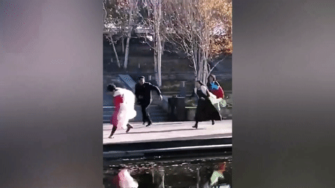 Người phụ nữ lao thẳng xuống hồ nước khi đang tập nhảy