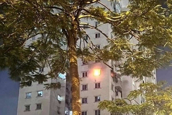 Căn hộ chung cư ở Hà Nội bốc cháy, 12 người thoát nạn