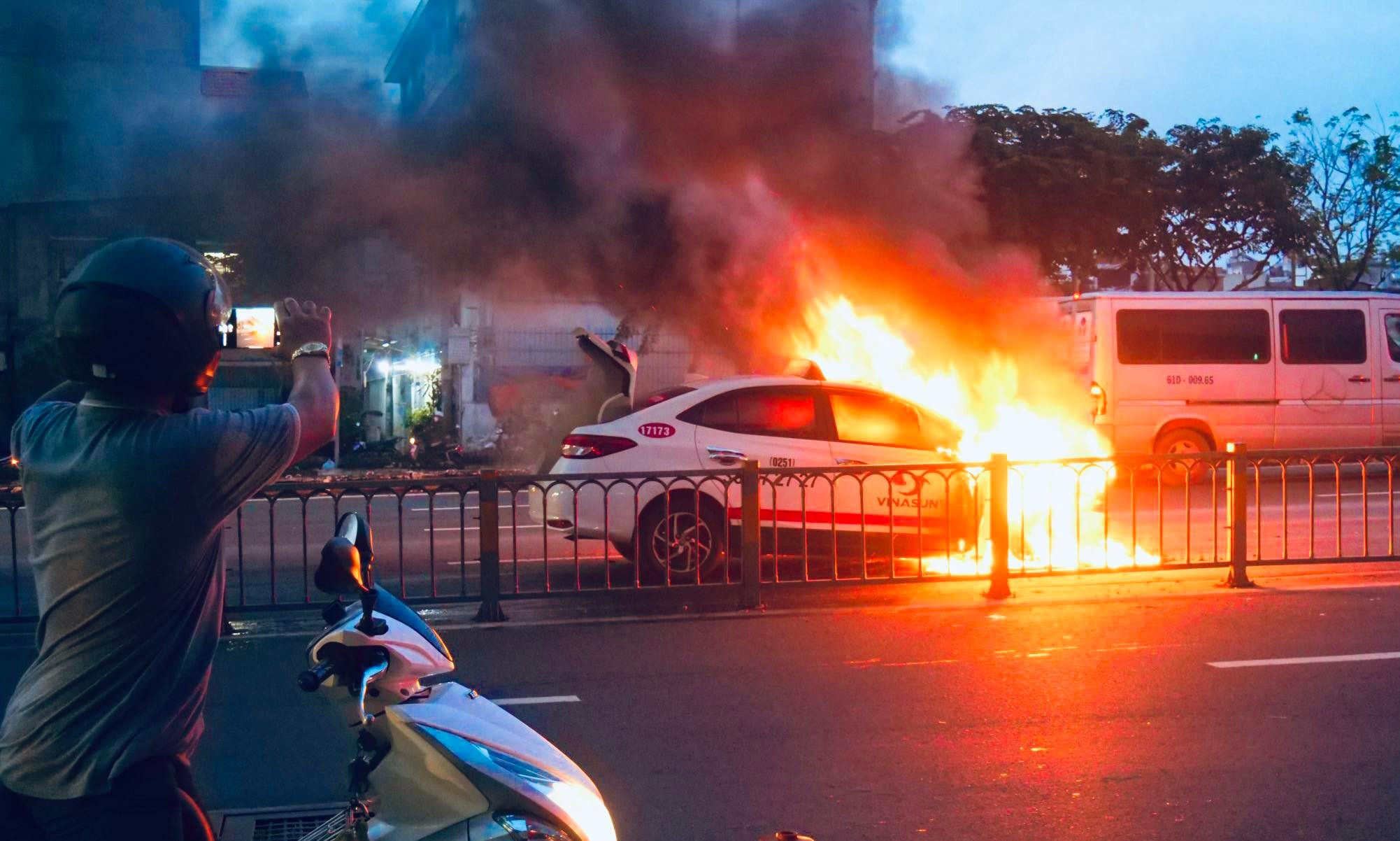 Cháy taxi Vinasun, đầu xe bị thiêu rụi