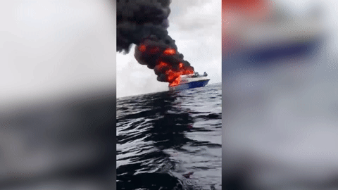 Tàu bốc cháy dữ dội trên biển, hành khách nhảy xuống biển thoát thân