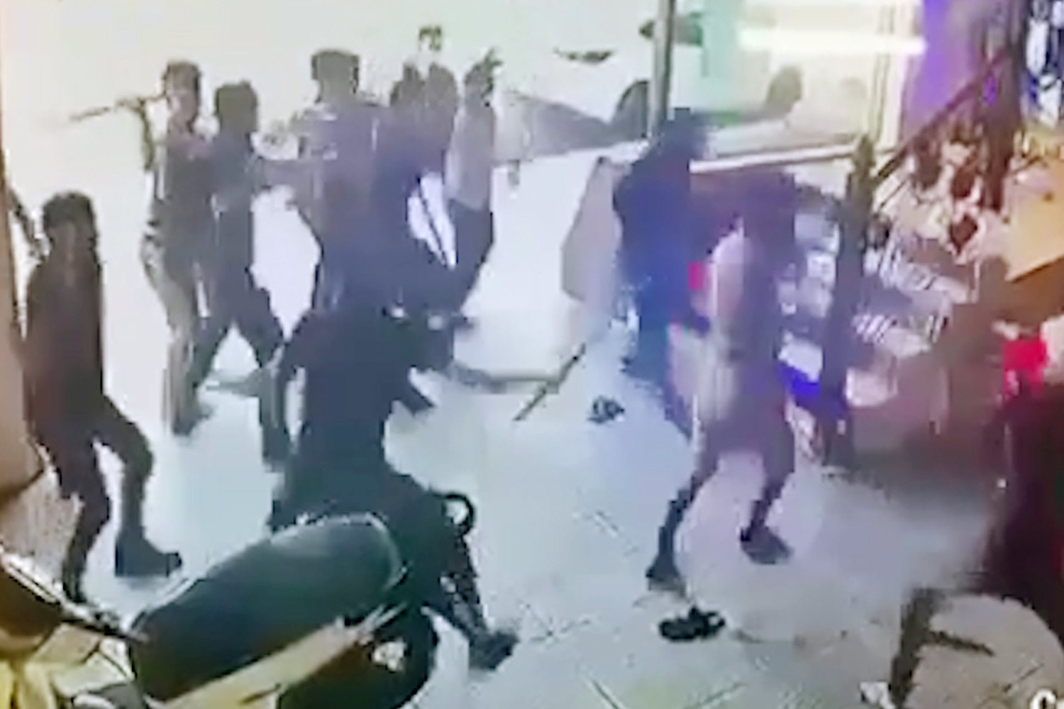 Nguyên nhân 2 nhóm thanh niên chém nhau tàn bạo trong quán karaoke ở Nha Trang