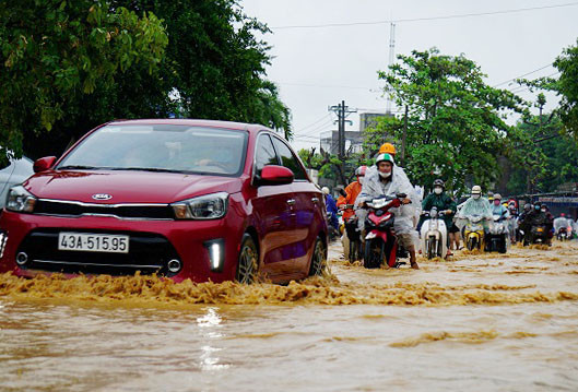 Mưa như trút, nhiều tuyến đường ở Đà Nẵng ngập sâu