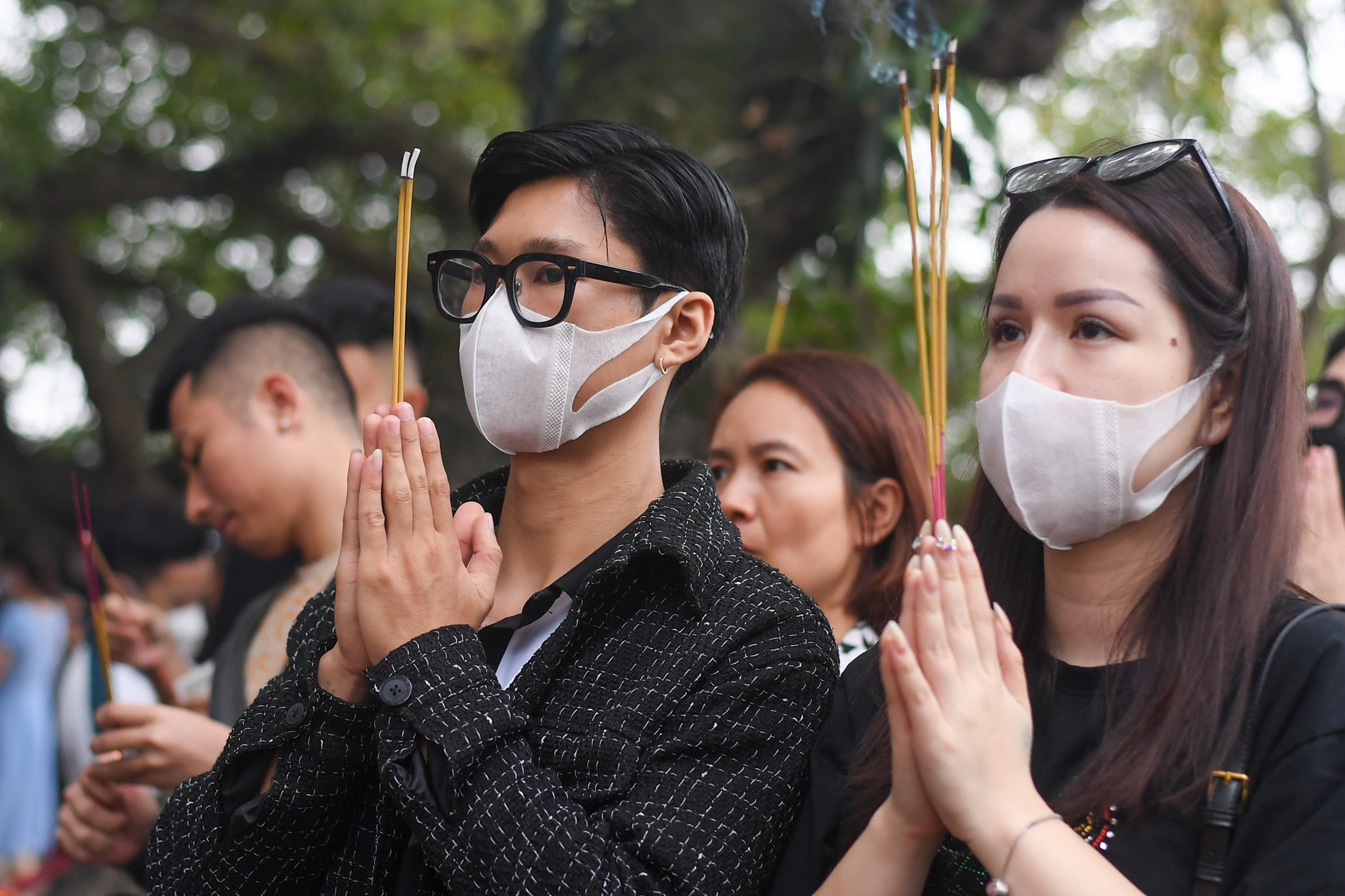 Phủ Tây Hồ đông nghẹt người khấn vái cầu lộc ngày đầu tháng mới