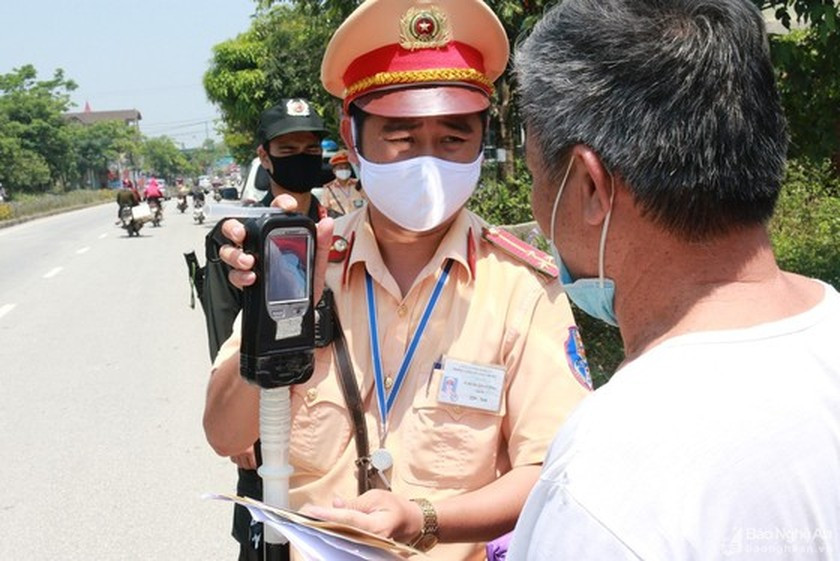 Traffic police fine over 112,000 blood alcohol content violations in 3 months ảnh 2