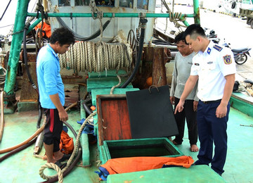 Cảnh sát biển bắt 2 tàu chở 100.000 lít dầu D.O không rõ nguồn gốc