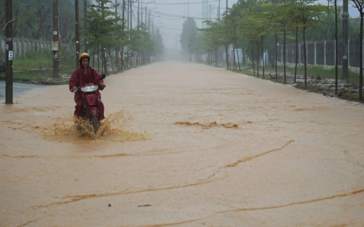 Life in Da Nang turned upside down amid heavy downpour