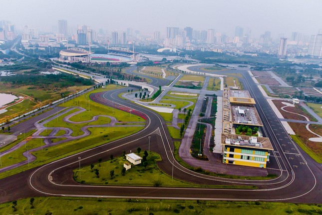 Hanoi’s F1 racetrack covered by wild grass