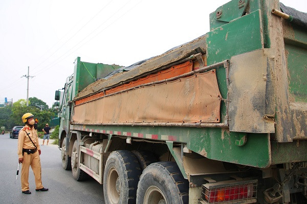 Xe ben chở quá tải tung chiêu cơi nới kiểu ‘khắc nhập, khắc xuất' ở Hà Nội