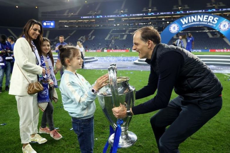 HLV Thomas Tuchel cười phớ lớ khi ăn mừng cùng vợ con