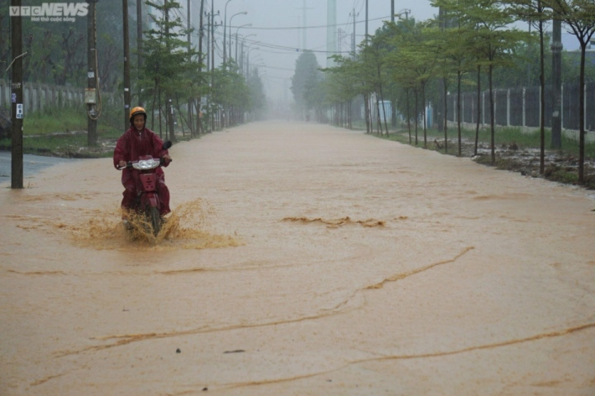 life in da nang turned upside down amid heavy downpour picture 4
