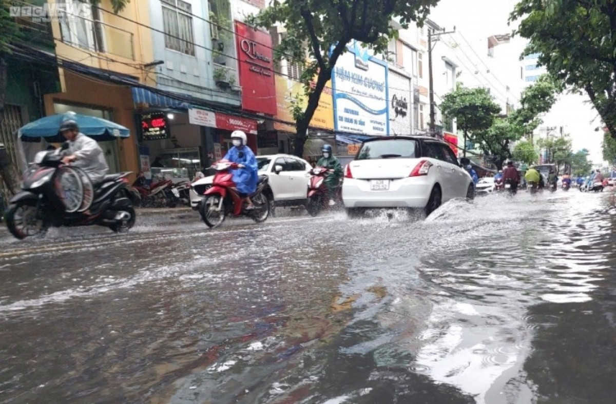 life in da nang turned upside down amid heavy downpour picture 8