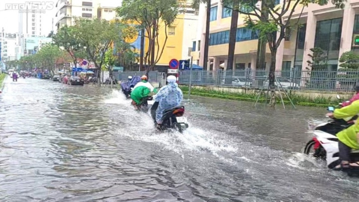 life in da nang turned upside down amid heavy downpour picture 6