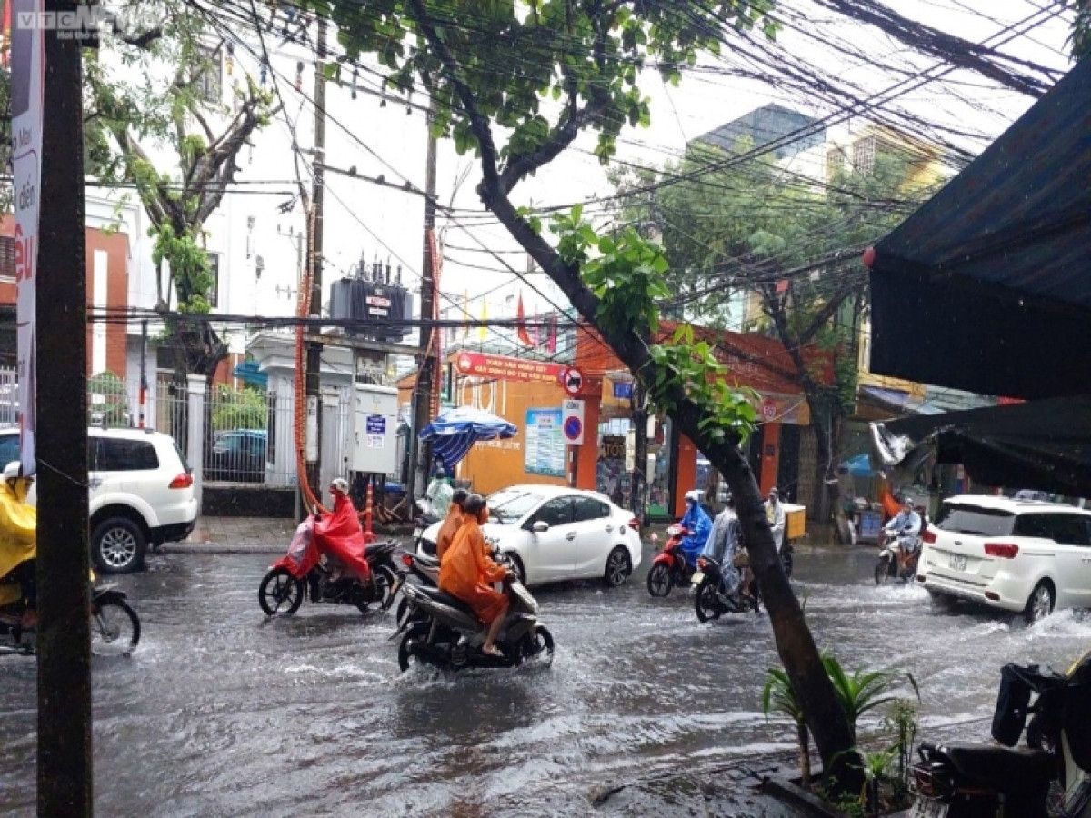 life in da nang turned upside down amid heavy downpour picture 7