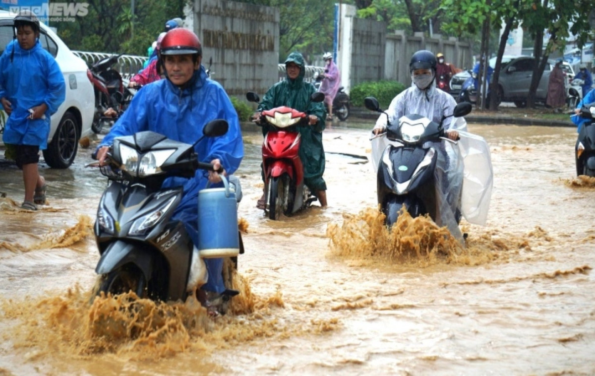 life in da nang turned upside down amid heavy downpour picture 1