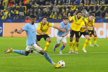 Mahrez sút hỏng 11m, Man City bị Dortmund níu chân