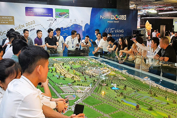 Nhà đầu tư tìm kênh trú ẩn an toàn, triển vọng lợi nhuận cao dịp cuối năm