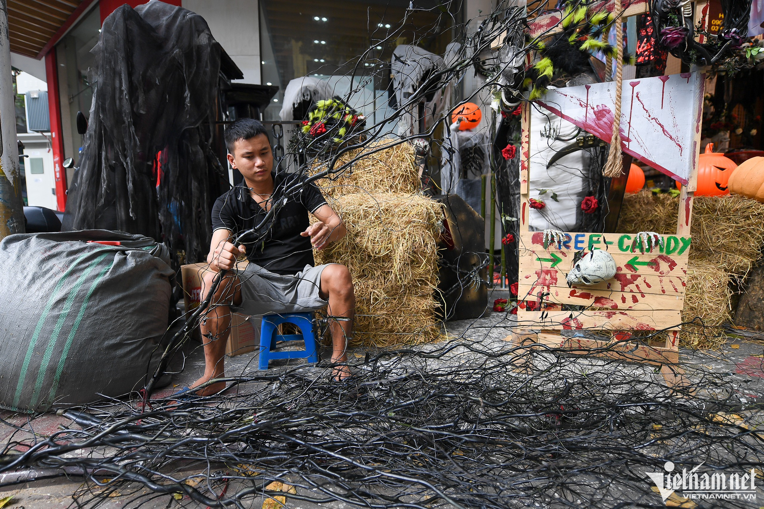 Đồ hóa trang ghê rợn treo khắp vỉa hè phố cổ Hà Nội trước Halloween - Ảnh 12.