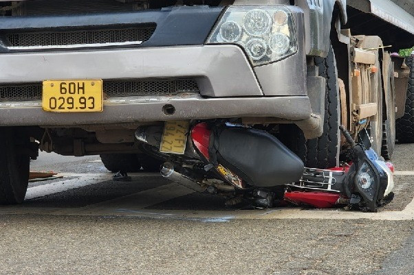 Hai ông cháu bị cuốn vào gầm xe tải tử vong