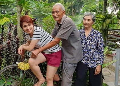 Con gái kể chuyện bố 83 tuổi leo cây, bắt cá thoăn thoắt