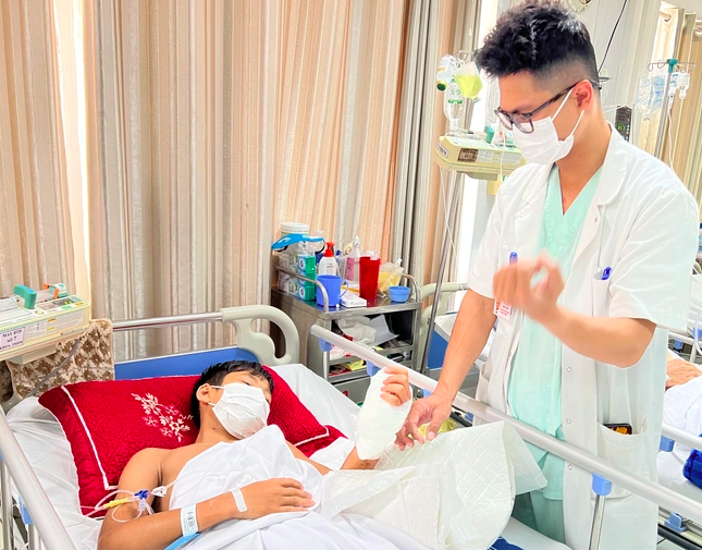 Bé trai Hà Nội đi cấp cứu trong đêm với nửa bàn tay gần như đứt rời
