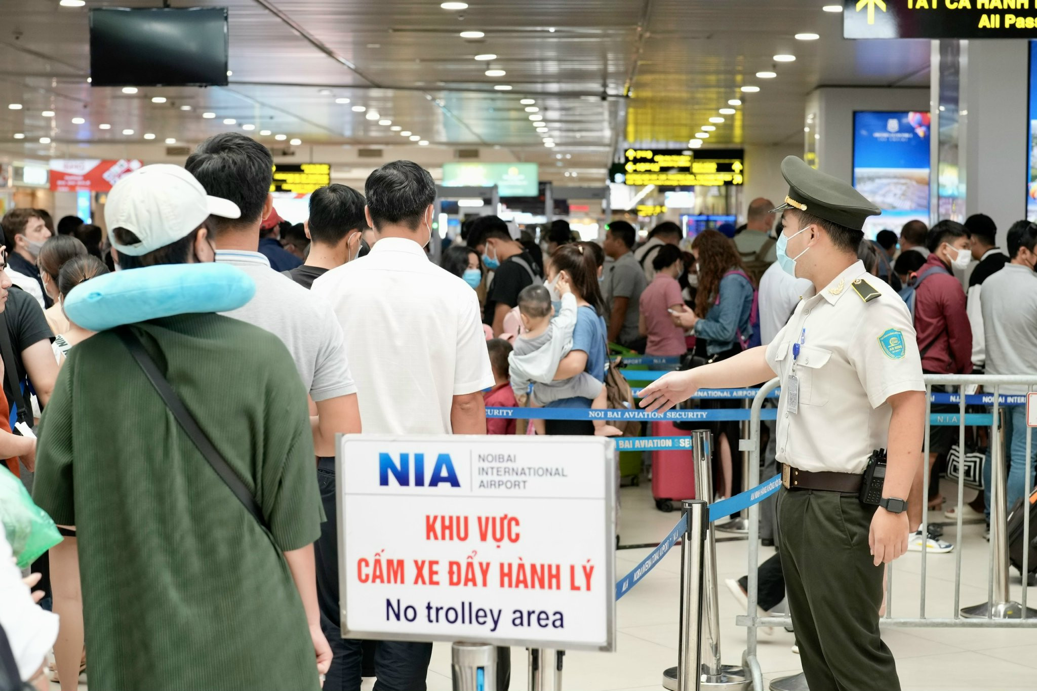 Khách đi máy bay 'cầm nhầm' đồng hồ ở Nội Bài bị giữ lại tại Tân Sơn Nhất