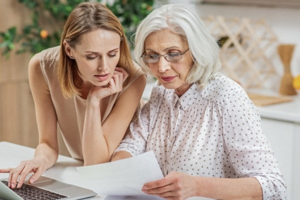 Mẹ chồng quản lý tài chính, phải làm sao?