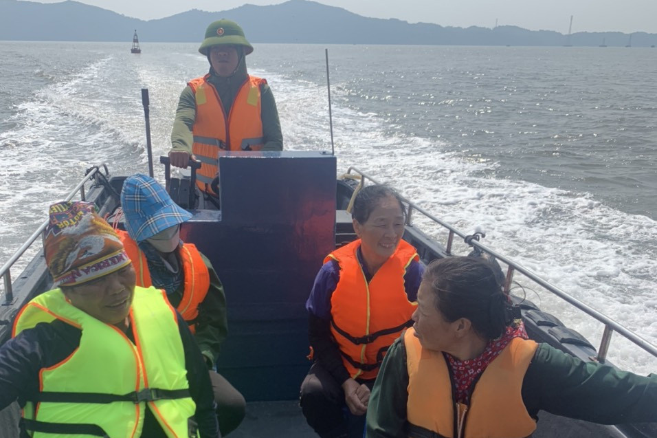 Lật bè ở Quảng Ninh, 23 ngư dân trôi trên biển