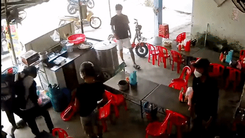 2 nam sinh ngồi trong quán bị nhóm thanh niên dùng gậy sắt vụt tới tấp