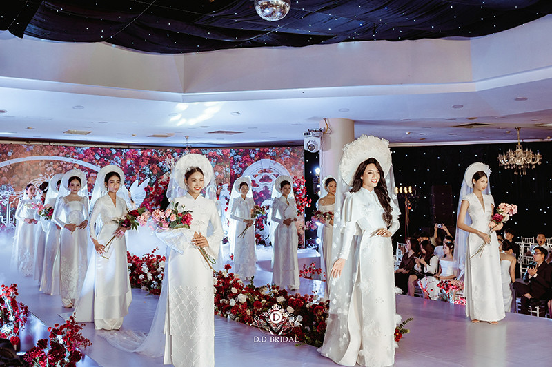Váy cưới lấy cảm hứng từ ánh nắng rực rỡ của Chung Thanh Phong  Ngôi sao
