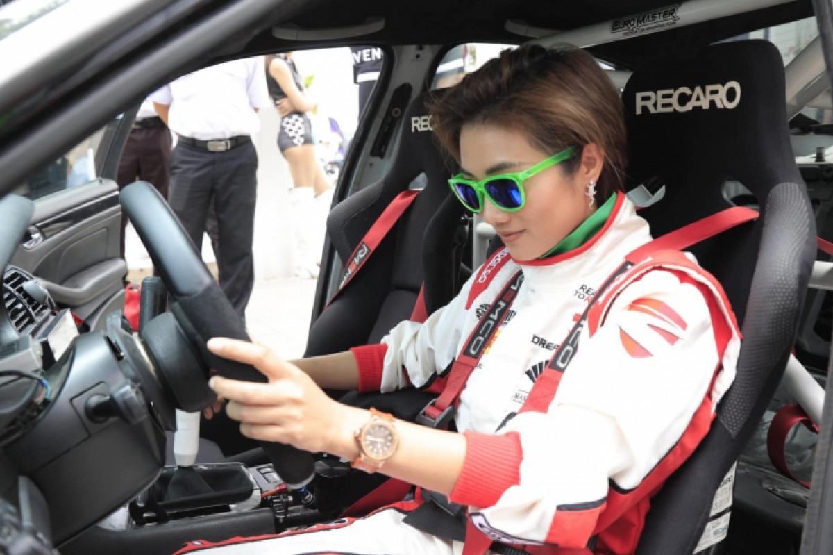 female vietnamese racer competes at motorsport games in france picture 1