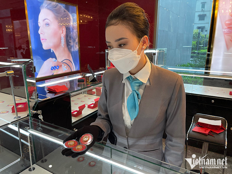 Giá vàng hôm nay 29/10: Vàng lao dốc thẳng đứng
