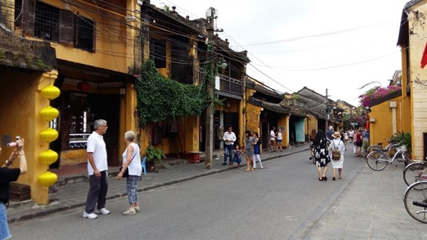 Ancient city limits cars traffic in Old Quarter area hinh anh 1