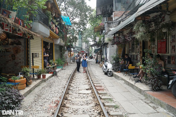 Hanoi train street still crowded despite ban