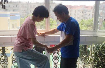 Vợ bị liệt sau 6 ngày cưới, chồng tận tình chăm sóc suốt 20 năm